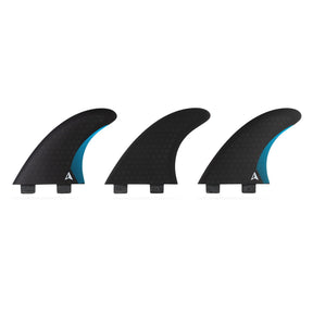 ROAM Thruster Finnensatz Performer two tab, schwarz mit blauem Akzent, drei Flossen von vorne