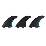 ROAM Thruster Finnensatz Performer two tab, drei schwarze Surfflossen mit blauen Details und zwei Tabs, Frontalansicht