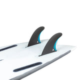 ROAM Quad Rear Finnensatz two tab, schwarze Finnen mit blauem Akzent auf Surfboard montiert, Draufsicht