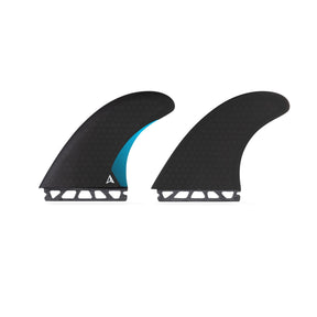 ROAM Twin Finnensatz one tab, schwarze Surfflossen mit blauem Kern, Draufsicht auf zwei gekurvte Finnen mit Baseplate