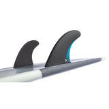 ROAM Twin Finnensatz two tab, schwarze Flossen mit blauem Akzent auf Surfboard, Seitenansicht