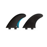 ROAM Twin Finnensatz zwei Tab, schwarze Surfflossen mit blauem Detail, Frontansicht