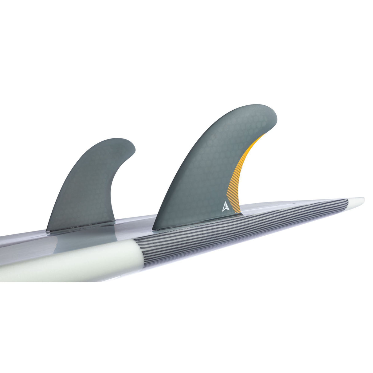 ROAM Twin Finnensatz two tab, zwei graue Flossen mit gelbem Akzent auf Surfboard montiert, Seitenansicht