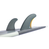 ROAM Twin Finnensatz two tab, zwei graue Flossen mit gelbem Akzent auf Surfboard montiert, Seitenansicht