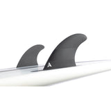 ROAM Sidebite Finnensatz two tab, zwei schwarze Finnen auf Surfboard, Seitenansicht