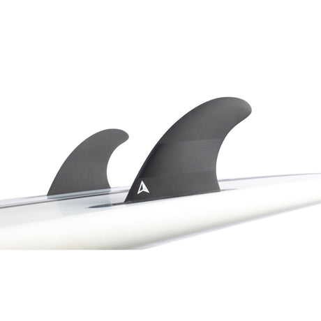 ROAM Sidebite Finnensatz two tab, zwei schwarze Finnen auf Surfboard, Seitenansicht