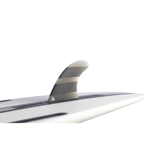 ROAM Surfboard Single Finne US Box mit weißem Deck, dunkelblauer Schiene und grau-beiger Flosse, Seitenansicht
