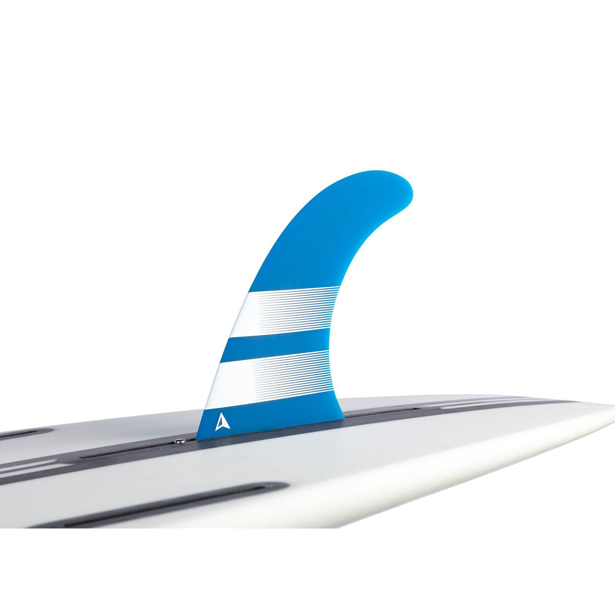 ROAM Surfboard Single Finne US Box mit blauer Flosse auf weißem Surfboard, Seitenansicht