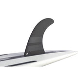 ROAM Surfboard mit schwarzer Single Finne, US Box System, Seitenansicht auf weißem Board