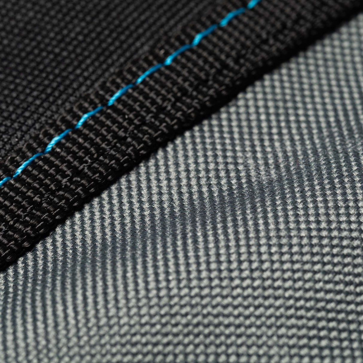 ROAM Surfboard Daylight Short PLUS, schwarzes Neopren mit blauer Naht, Detailaufnahme des Gewebes