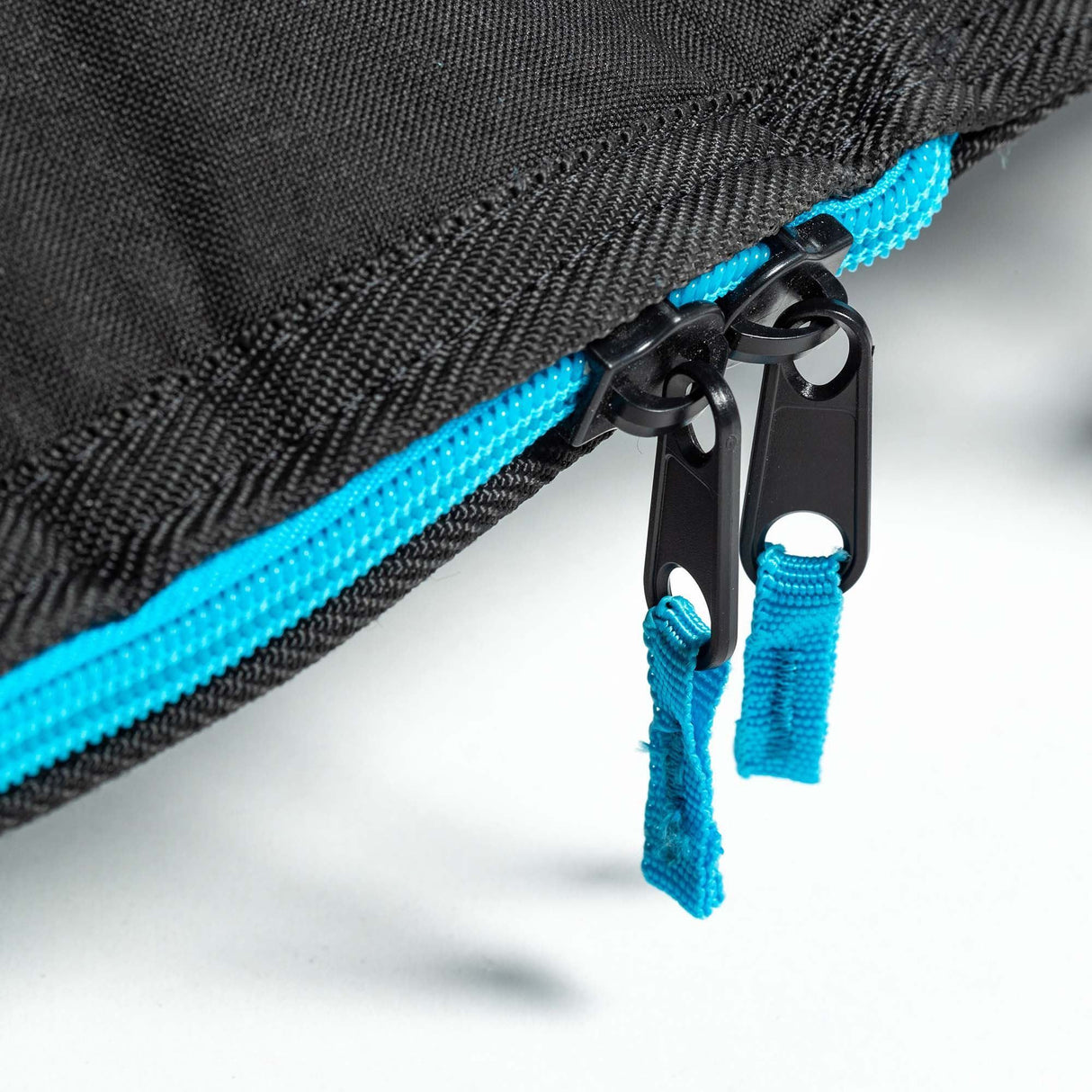 ROAM Surfboard Daylight Short PLUS Tasche mit blauem Reißverschluss und schwarzen Griffen, Detailaufnahme