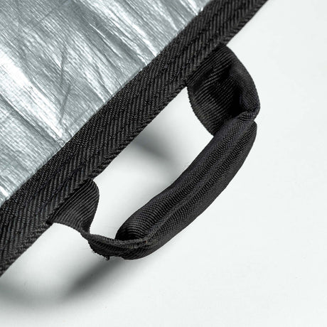 ROAM Surfboard Daylight Short PLUS Transporttasche aus schwarzem Nylon mit weißem Schaumstoff-Polsterung, Detail-Nahaufnahme des Tragegriffs