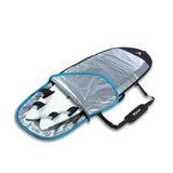 ROAM Surfboard Daylight Fish PLUS in weißer Farbe mit blauem Rand, in geöffneter Transporttasche mit Griffen, von oben