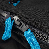ROAM Surfboard Tech Bag Fish PLUS mit schwarzem Material, blauen Griffen und Reißverschluss-Detailaufnahme