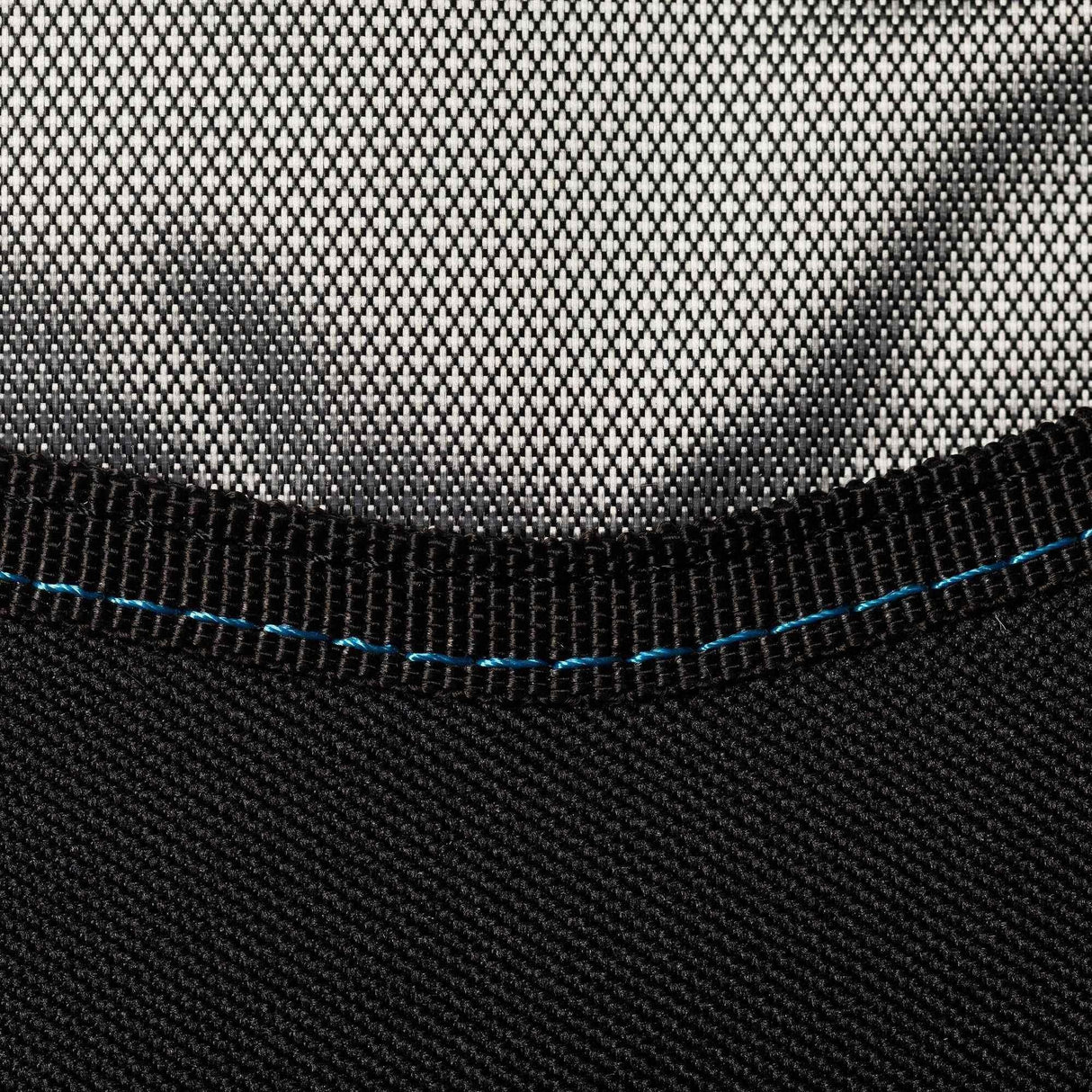 ROAM Surfboard Tech Bag Fish PLUS, schwarz mit Mesh-Details und blauer Naht, Nahaufnahme des Materials und der Verarbeitung