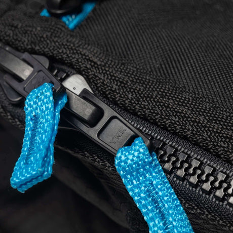 ROAM Tech Boardbag Funboard PLUS Detailaufnahme Reißverschluss blauer Griffe schwarzes Neopren Material