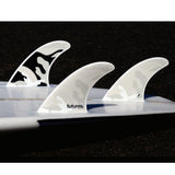 Futures Thruster Fin Set Jordy Smith Honeycomb weiß mit Wabenmuster, drei Finnen aus Kunststoff auf schwarzem Untergrund
