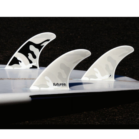 Futures Thruster Fin Set Jordy Smith Honeycomb weiß mit Wabenmuster, drei Finnen aus Kunststoff auf schwarzem Untergrund
