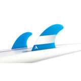 ROAM Sidebite Finnensatz two tab, blau-weiße Finnen mit zwei Tabs auf Surfboard montiert