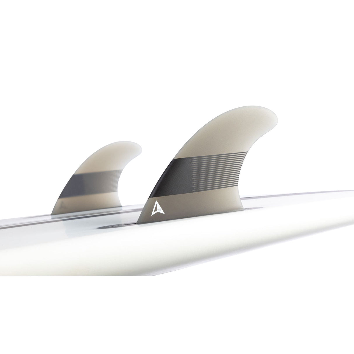 ROAM Sidebite Finnensatz two tab, zwei Finnen in Creme und Grau auf weißem Surfboard, Two-Tab-System