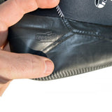 Atan Madi Neopren Latex Halbschuh schwarz, Detailaufnahme der flexiblen Sohle in Hand