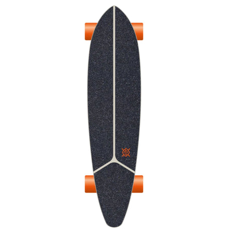 Flying Wheels Eagle Gun Skateboard mit schwarzem Grip-Tape, orangefarbenen Rollen und weißem Mittelstreifen, Draufsicht