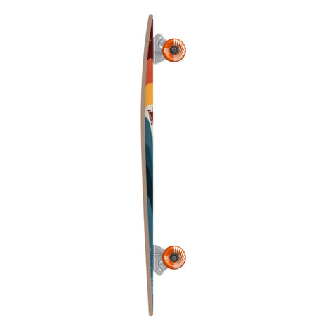 Flying Wheels Eagle Gun Skateboard mit mehrfarbigem Deck, orangenen Rädern und Metallachsen, vertikale Ansicht