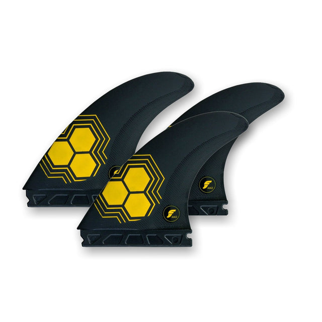 Futures AM2 Alpha Thruster Finnen schwarz mit gelbem Hexagon-Design, drei Flossen in Frontansicht