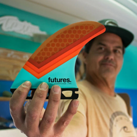 Futures Timmy Patterson TP1 Thruster Flosse in Orange-Rot mit Wabenmuster, Detailansicht in Hand