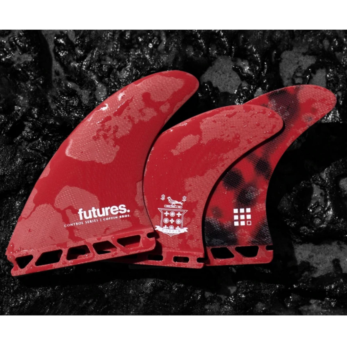 Futures Coffin Bros Control Thruster Finnen in Rot und Schwarz mit geometrischen Mustern, drei Flossen nebeneinander auf schwarzem Hintergrund