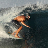 Simba Sentinel Wassersport Helm schwarz, getragen von Surfer in Welle, Seitenansicht