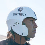 Simba Sentinel Wassersport Helm in Weiß, getragen von einer Person, Seitenansicht mit Kinnriemen und Belüftungslöchern
