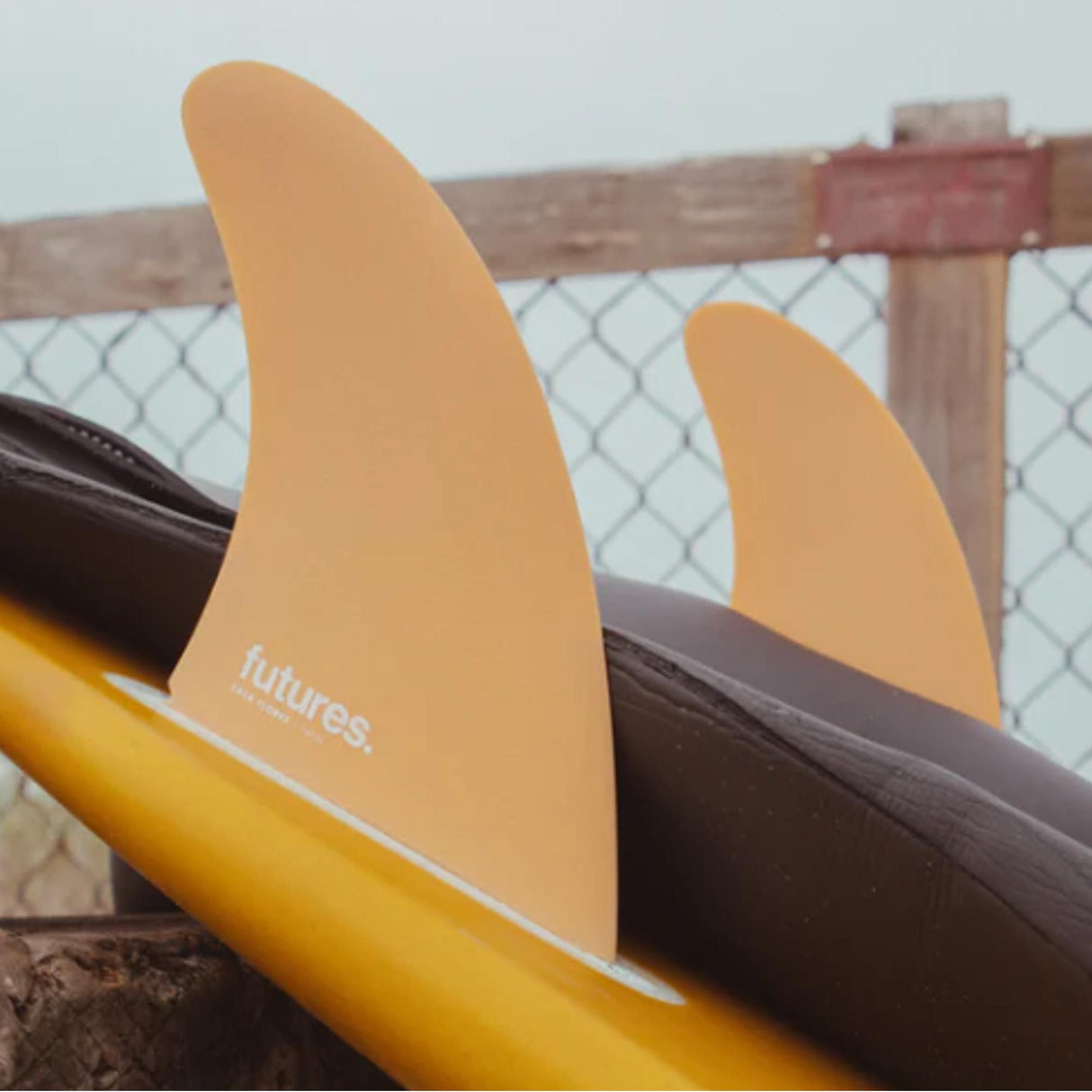 Futures Zack Flores Fiberglass Twin Finnen in Creme auf gelbem Surfboard, Frontansicht