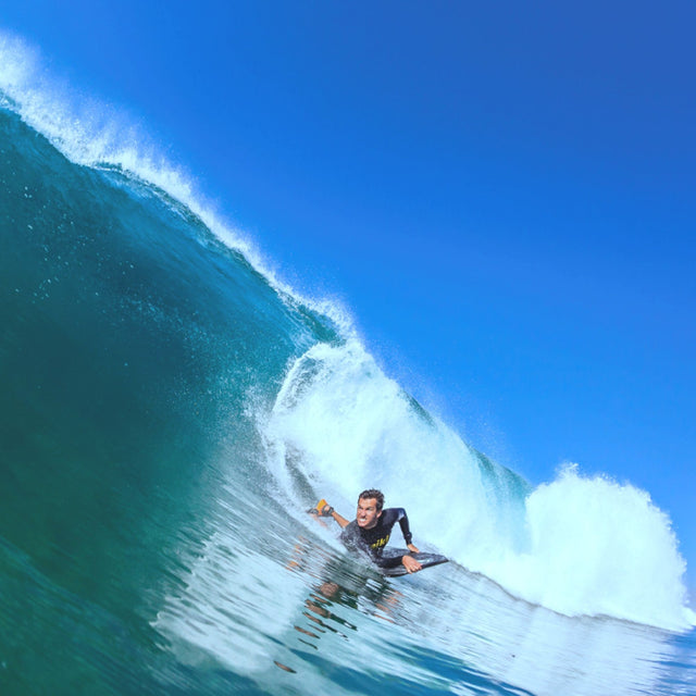 Flood Usurper Bodyboard Rot Orange, Surfer in Welle, Actionaufnahme im Meer