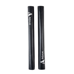 ROAM Dachauflage Surfboard Rund, schwarze zylindrische Schaumstoff-Auflage mit ROAM-Logo, Frontalansicht von zwei Rollen nebeneinander