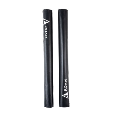 ROAM Dachauflage Surfboard Rund, schwarze zylindrische Schaumstoff-Auflage mit ROAM-Logo, Frontalansicht von zwei Rollen nebeneinander