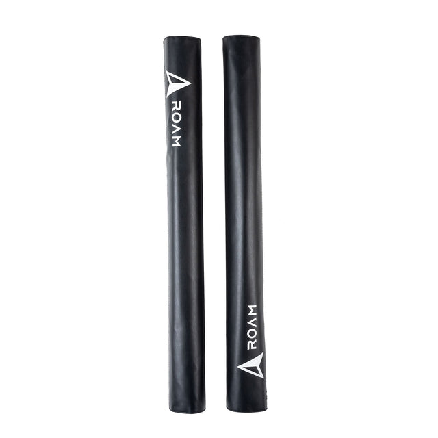 ROAM Dachauflage Surfboard Rund, schwarze zylindrische Schaumstoff-Auflage mit ROAM-Logo, Frontalansicht von zwei Rollen nebeneinander