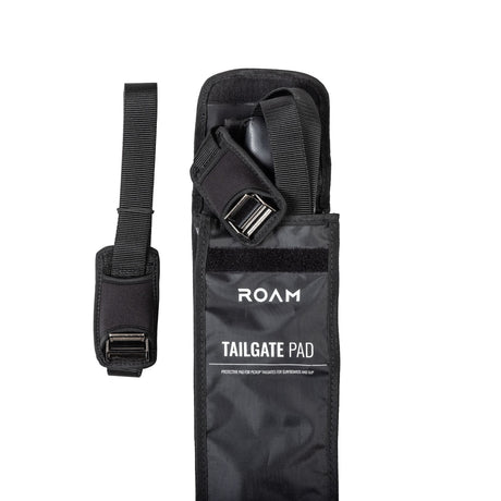 ROAM Pickup Tailgate Pad schwarzes Schutzpad aus Nylon mit Gurten und Befestigungszubehör, Frontansicht der Verpackung