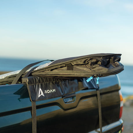 ROAM Pickup Tailgate Pad schwarz mit Reißverschluss und Logo, an Fahrzeugheckklappe montiert, Frontalansicht