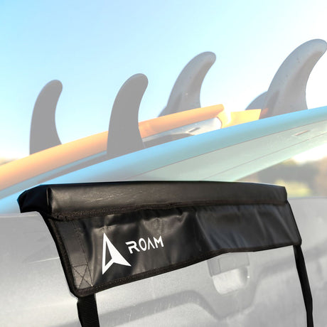 ROAM Pickup Tailgate Pad schwarz, Schutzpolster für Pickup-Ladefläche mit Surfboards, Frontansicht