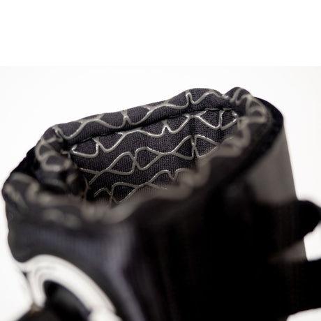 Greenfix Surfboard Leash aus recyceltem PU, schwarze Farbe mit strukturiertem Muster und weißer Befestigung, Detailansicht