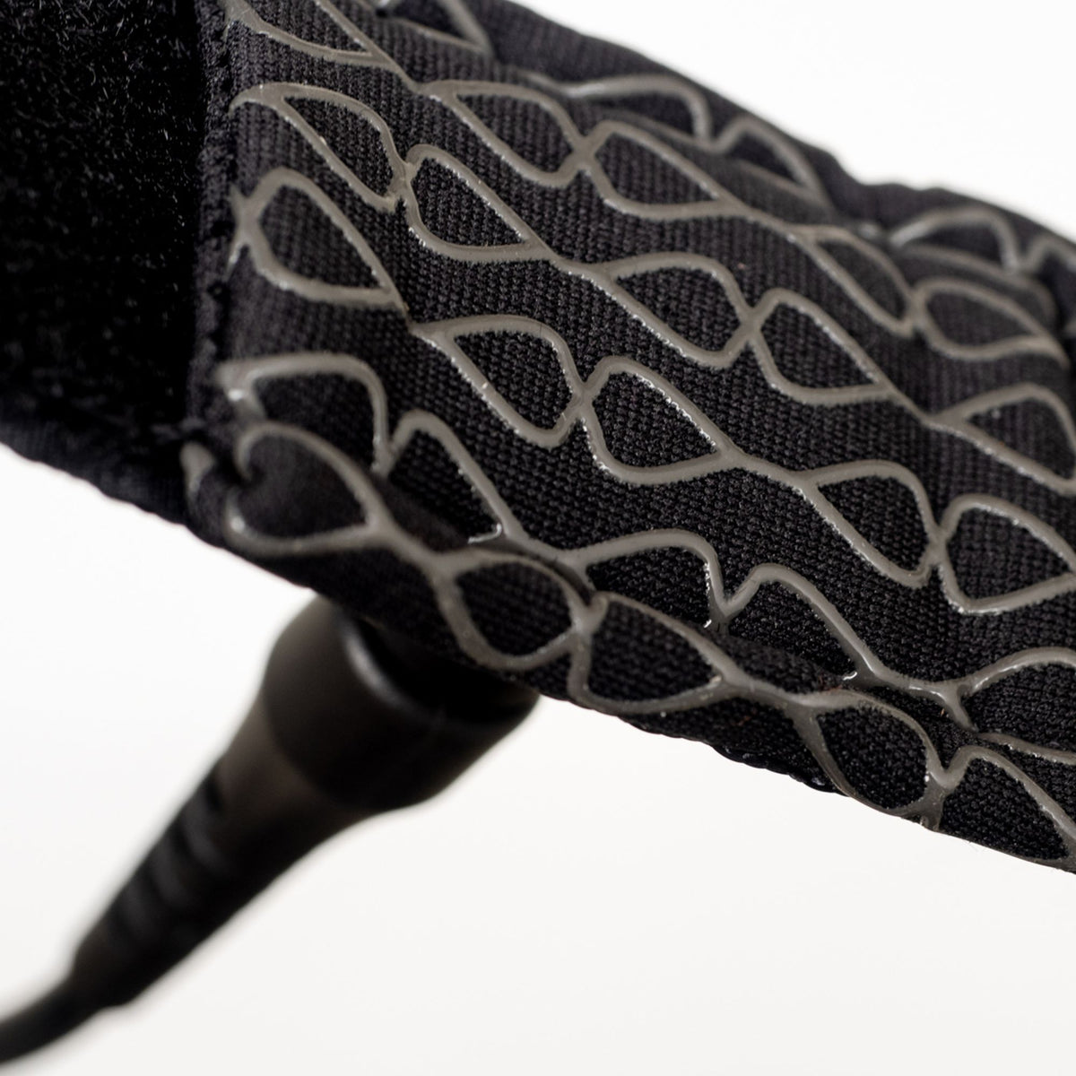 Greenfix Surfboard Leash aus recyceltem PU, schwarz mit geometrischem Muster, Detailansicht des Neoprenmantels