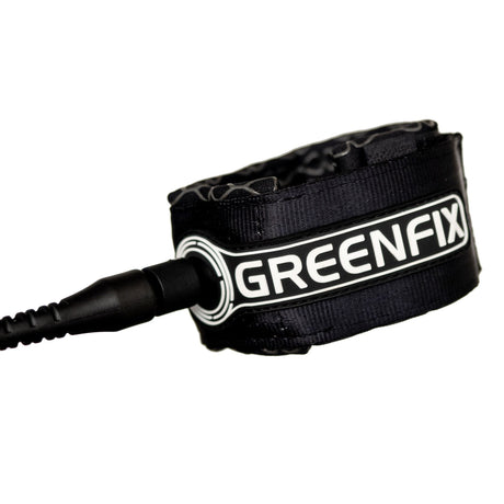 Greenfix Surfboard Leash aus recyceltem PU, schwarz mit Markenlogo, Detailansicht der Manschette und Verbindung