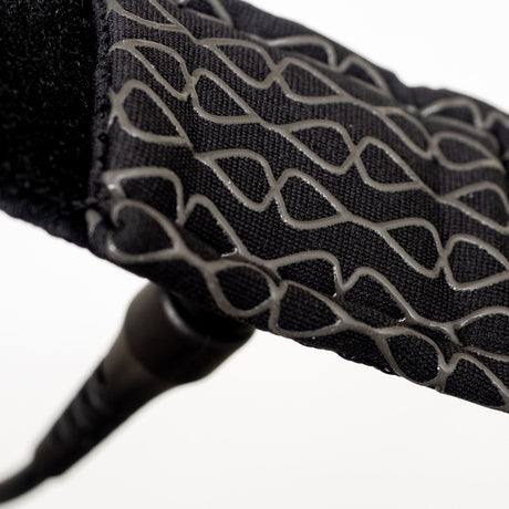 Greenfix Surfboard Leash aus recyceltem PU mit geometrischem Muster in Schwarz und Grau, Detailansicht