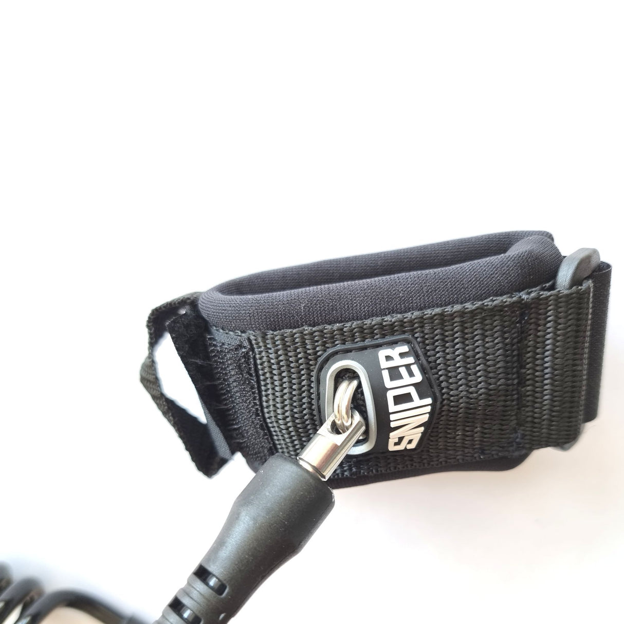 Sniper Bodyboard Spiral Bizeps Leash Deluxe, schwarzes Neopren-Armband mit Metallkarabiner und Schnur, Detailansicht