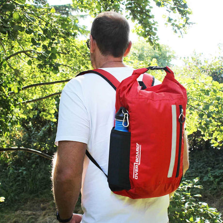 OverBoard wasserdichter Platzspar Rucksack in Rot, getragen von hinten, mit reflektierenden Elementen und Schultergurten
