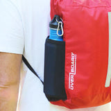 OverBoard wasserdicht Platzspar Rucksack in Rot, getragen auf der Schulter, mit Karabiner und Tragegriff, Frontansicht