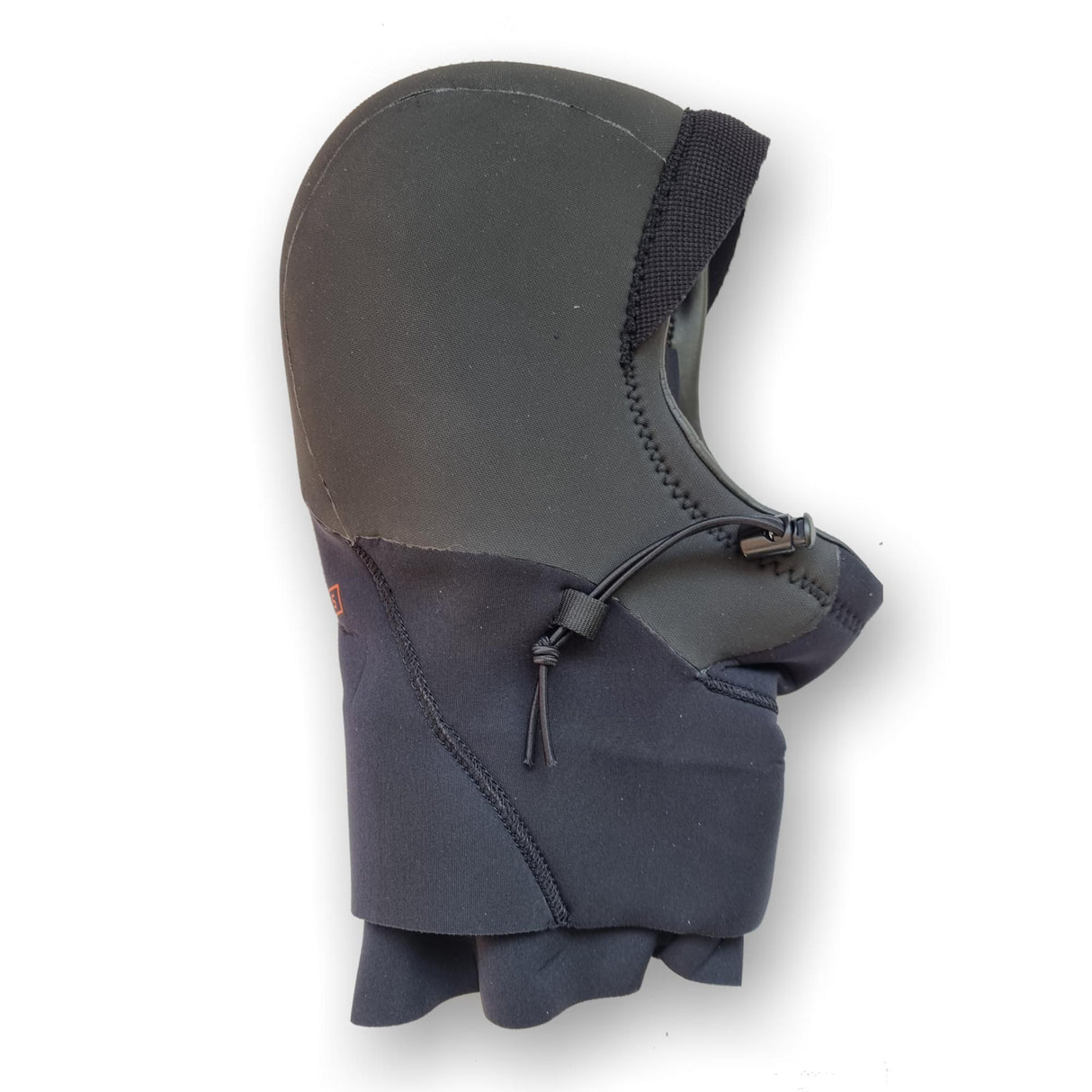 MDNS Neopren Haube Prime in Grau-Schwarz, Seitenansicht, mit Kinnriemen und verstellbarem Design