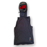 MDNS Neopren Haubenweste Polar Prime in Dunkelblau mit rotem Innenfutter, Frontalansicht mit Haube
