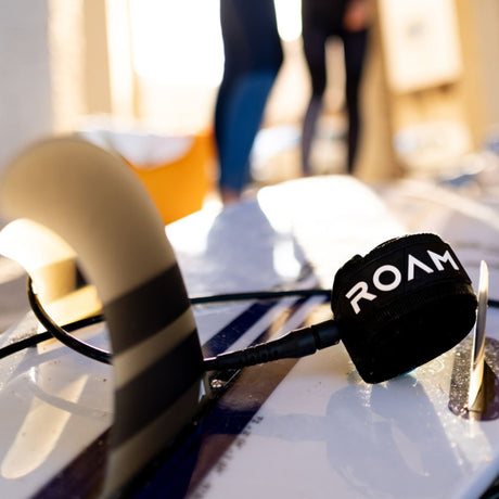 Roam Surfboard ECO Leash aus recyceltem Material, schwarze Manschette mit ROAM-Logo, Detailaufnahme